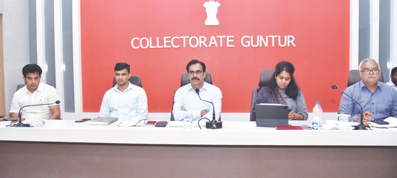 మాట్లాడుతున్న జిల్లా కలెక్టర్‌ వేణుగోపాల్‌రెడ్డి