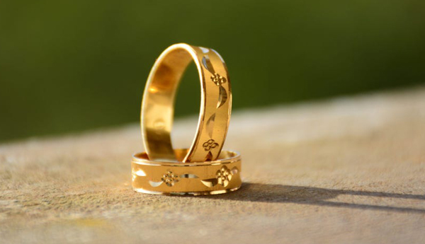 Gold-price-reduced-by-Rs-180