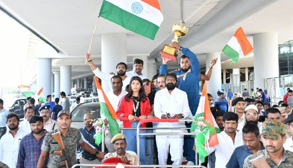 A-warm-welcome-to-Nikhat-Zareen-at-Shamshabad-Airport