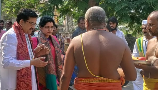 High-Court-Judge-visited-Tallapaka-Temple
