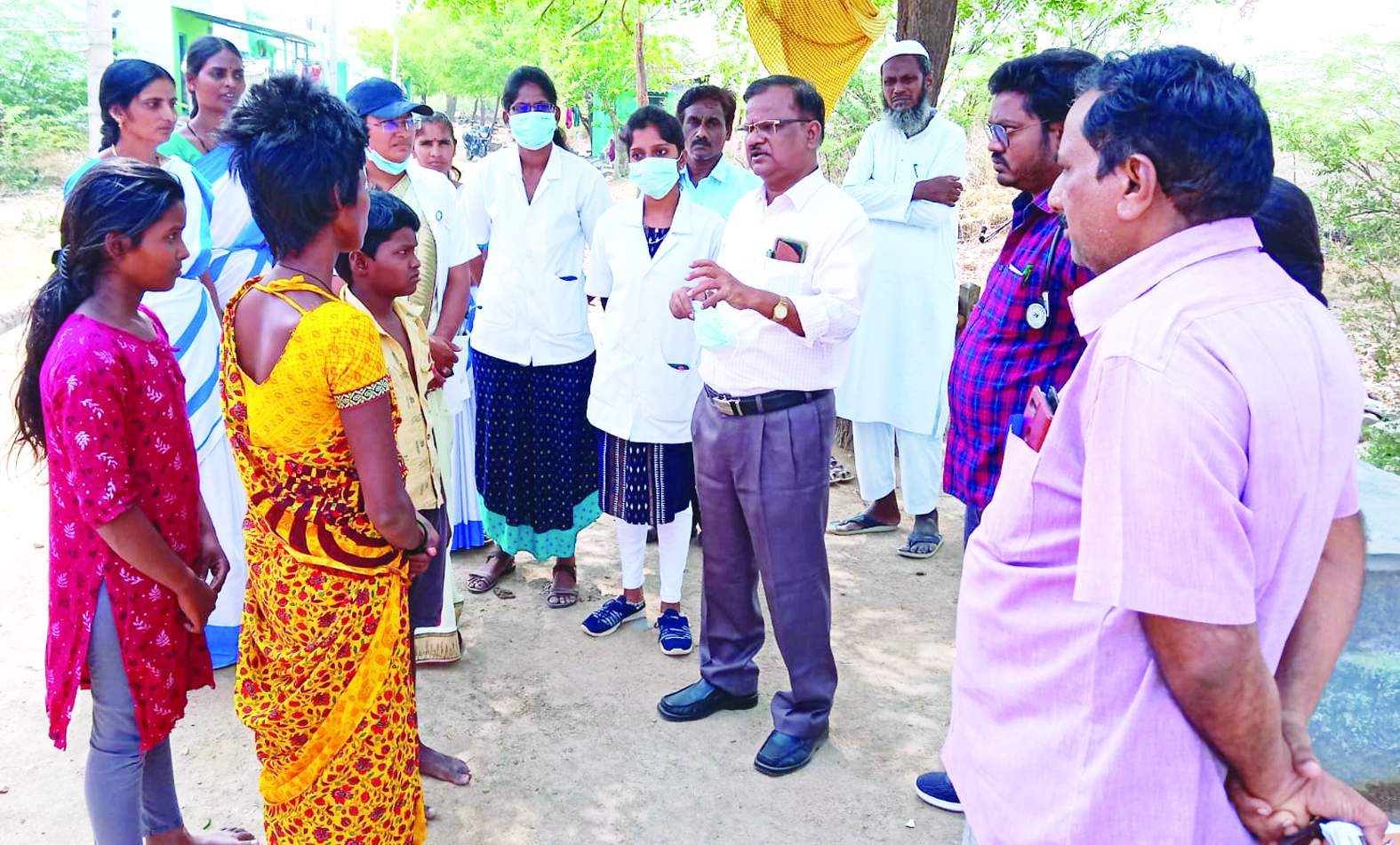 అధికారులతో మాట్లాడుతున్న డిఎంహెచ్‌ఒ రామగిడ్డయ్య