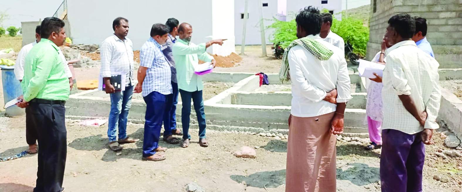 అధికారులతో మాట్లాడుతున్న రామచంద్రయ్య