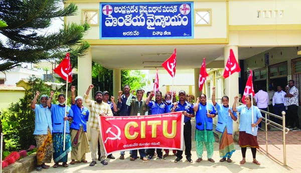 పారిశుధ్య కార్మికులకు జీతాలివ్వాలి