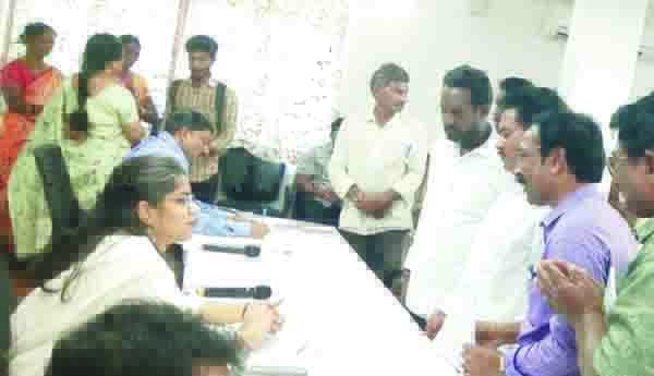 రైతులకు ప్యాకేజీ ఇవ్వాలి