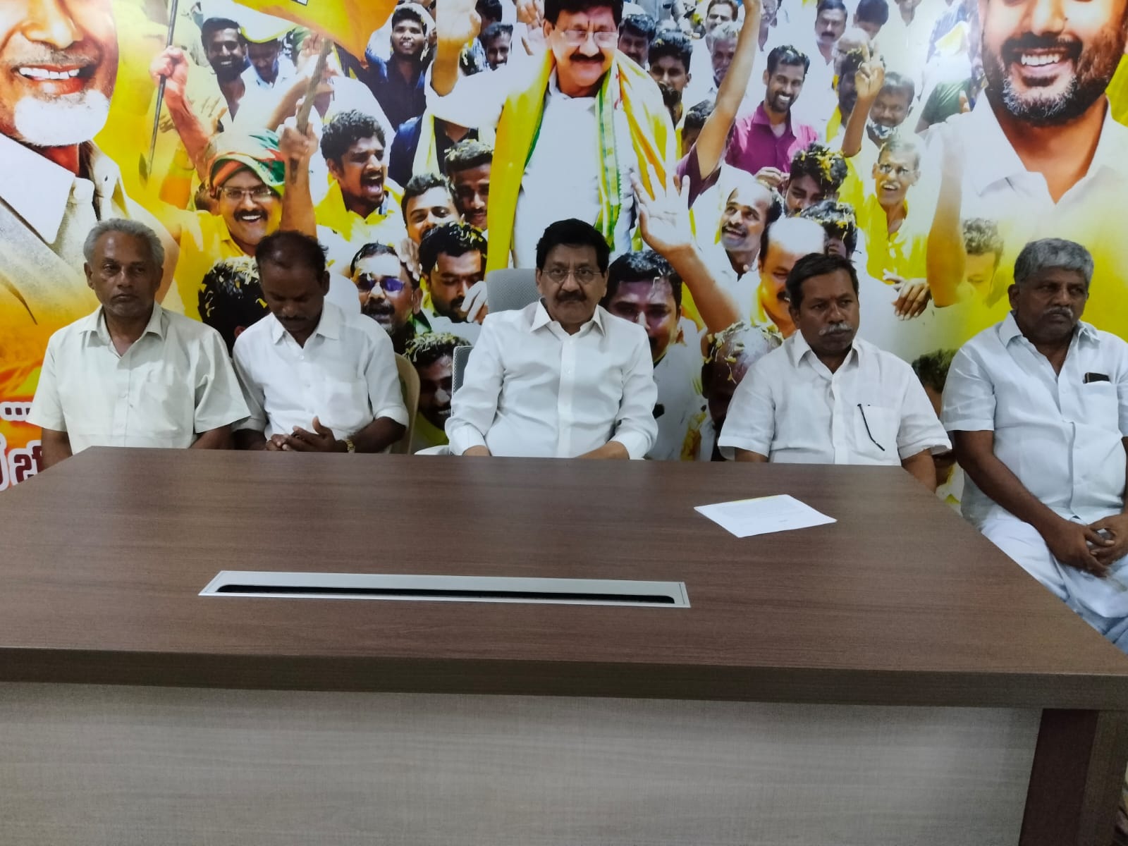 చంద్రబాబుపై రాళ్ల దాడి అమానుషం : టిడిపి