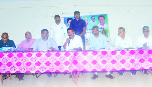 కాలువల్లో పూడిక తీయించండి: మంత్రి