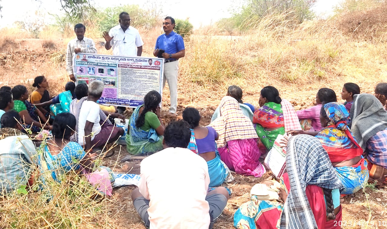 అవగాహన కల్పిస్తున్న వైద్య సిబ్బంది