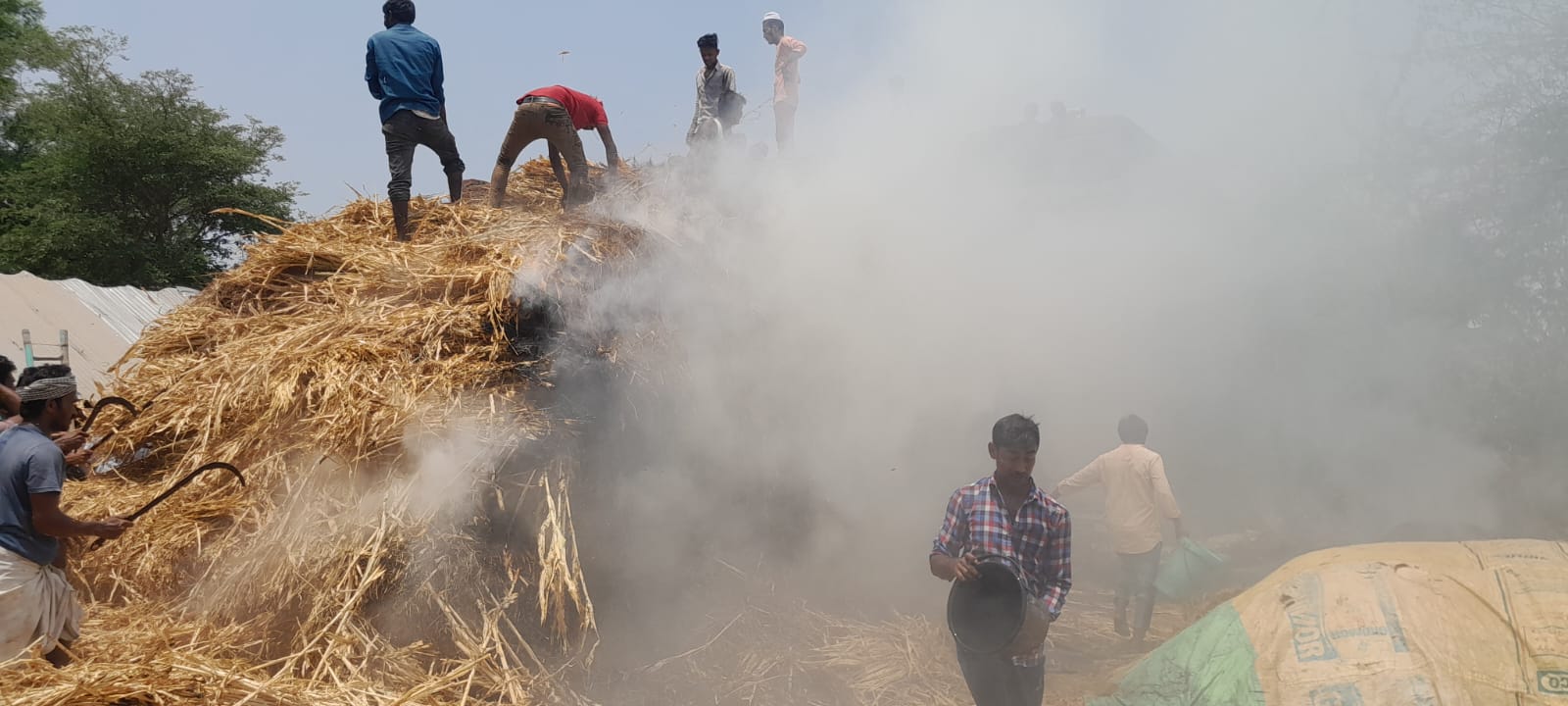  మంటలు ఆర్పుతున్న గ్రామస్తులు