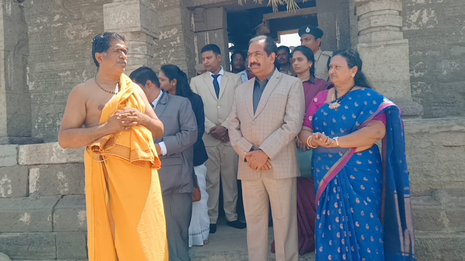 ఆలయ చరిత్రను వివరిస్తున్న పురోహితులు