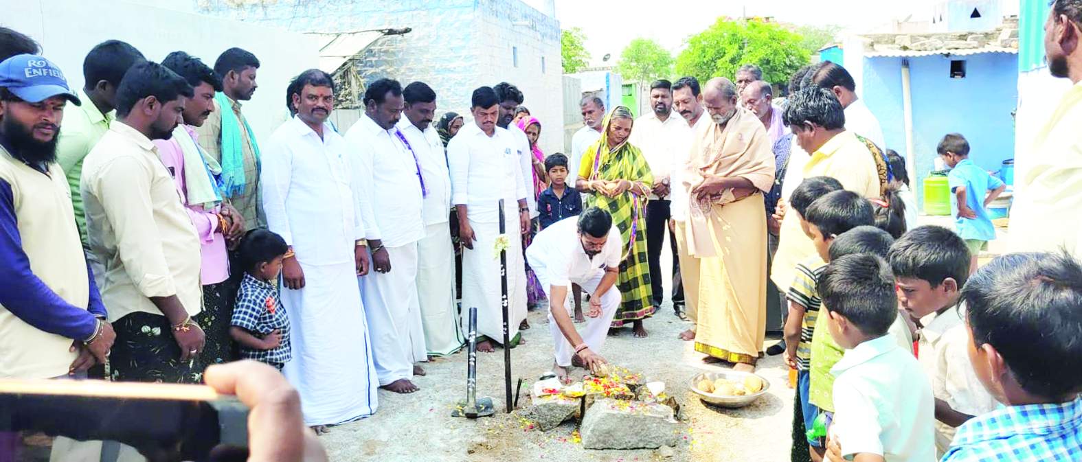 నేలకోసిగిలో భూమి పూజ చేస్తున్న మురళీమోహన్‌ రెడ్డి