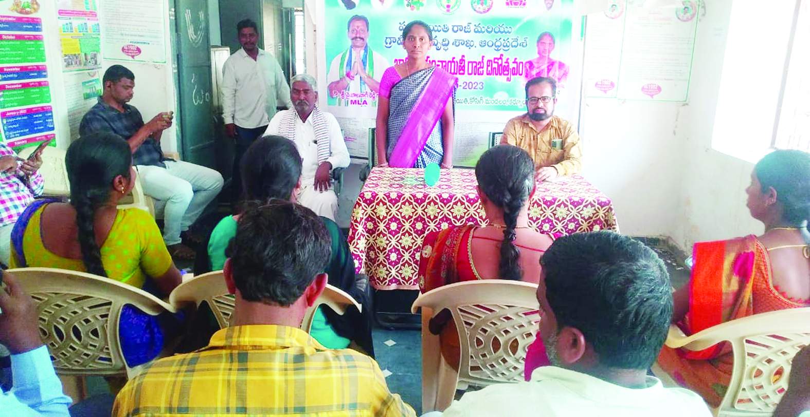 మాట్లాడుతున్న మేజర్‌ పంచాయతీ సర్పంచి అయ్యమ్మ