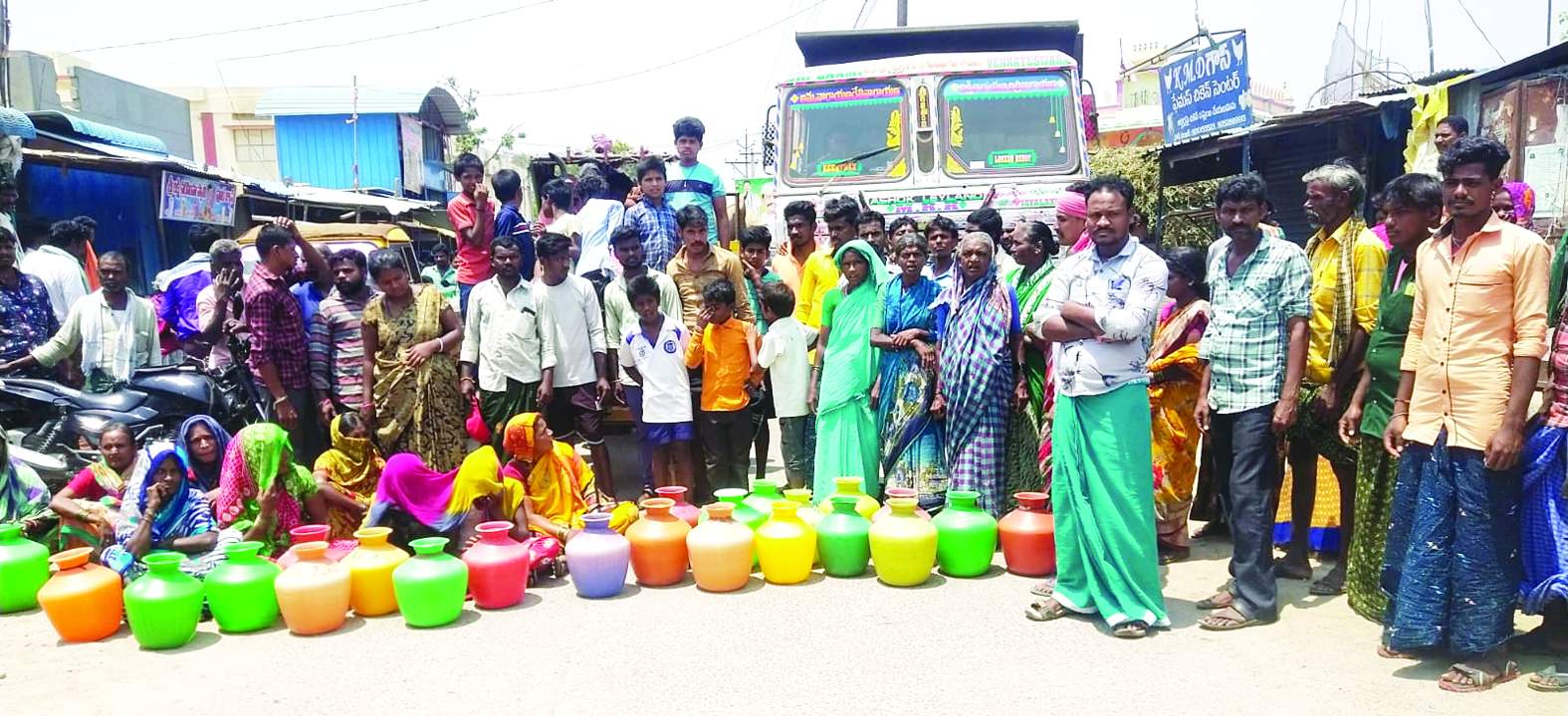 వైఎస్‌ఆర్‌ సర్కిల్‌లో రాస్తారోకో నిర్వహిస్తున్న మహిళలు