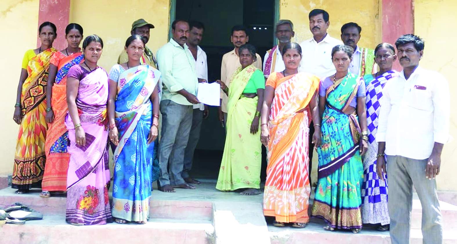 మాట్లాడుతున్న మహిళలు