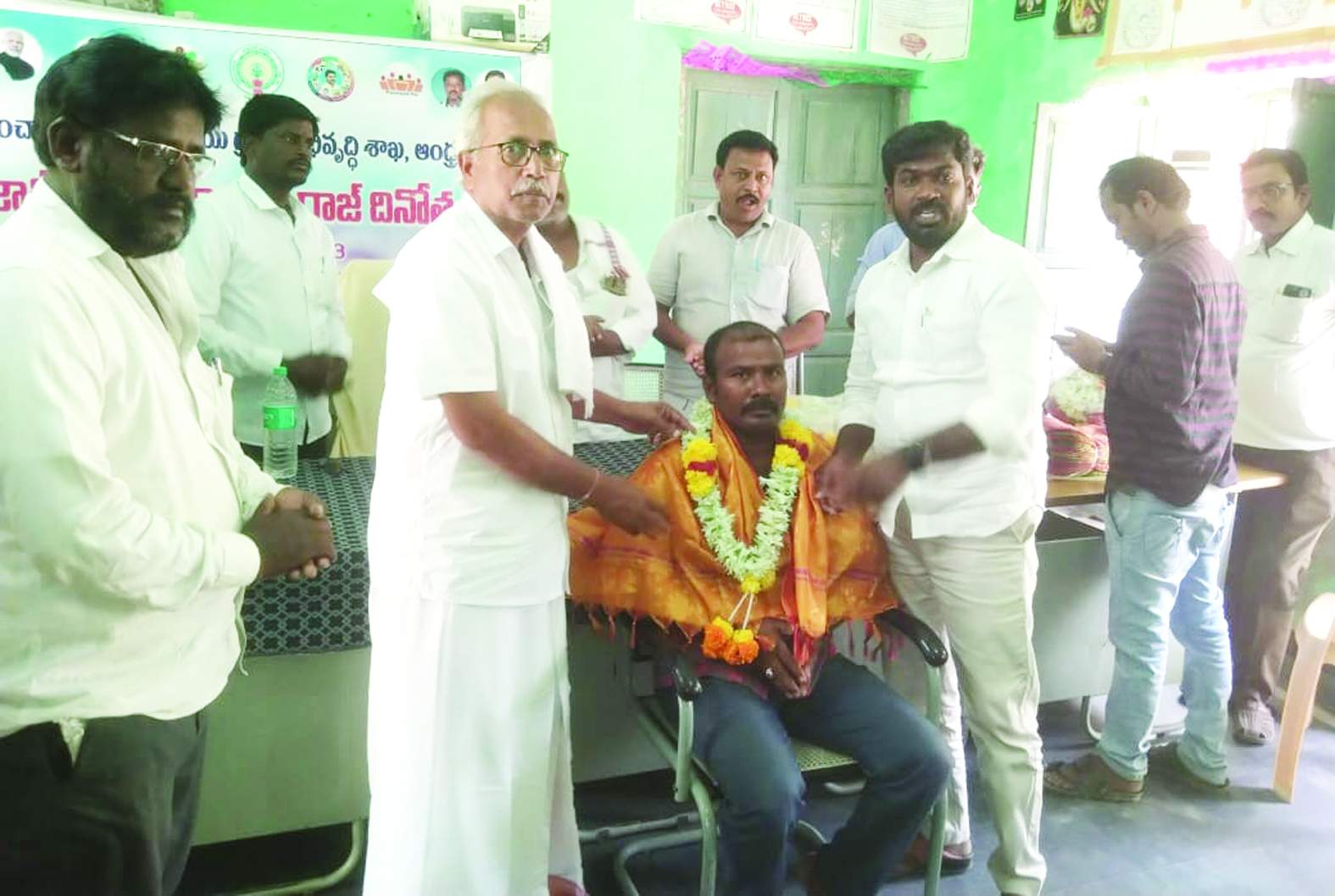 సిబ్బందిని సన్మానిస్తున్న నాయకులు