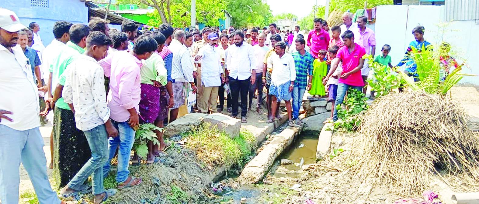 డ్రెయినేజీ సమస్య చూపుతున్న ప్రజలు