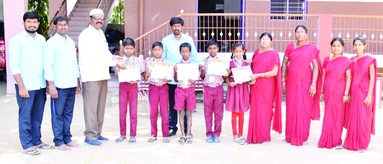 మెడల్స్‌ అందిస్తున్న కరస్పాండెంట్‌