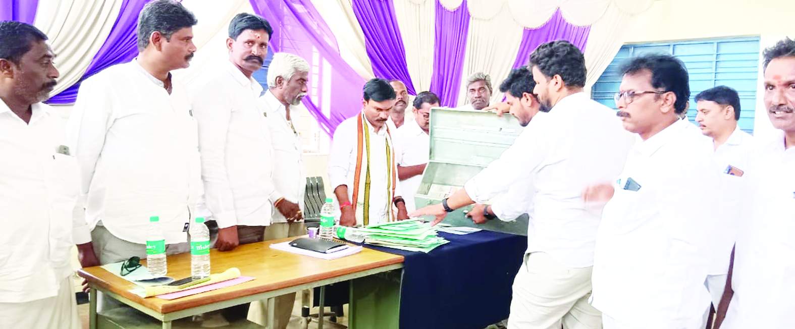 ఉరుకుందలో వేలం పాటలు నిర్వహిస్తున్న అధికారులు