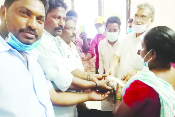 కూలీల కుటుంబాలకు పరిహారం అందజేత