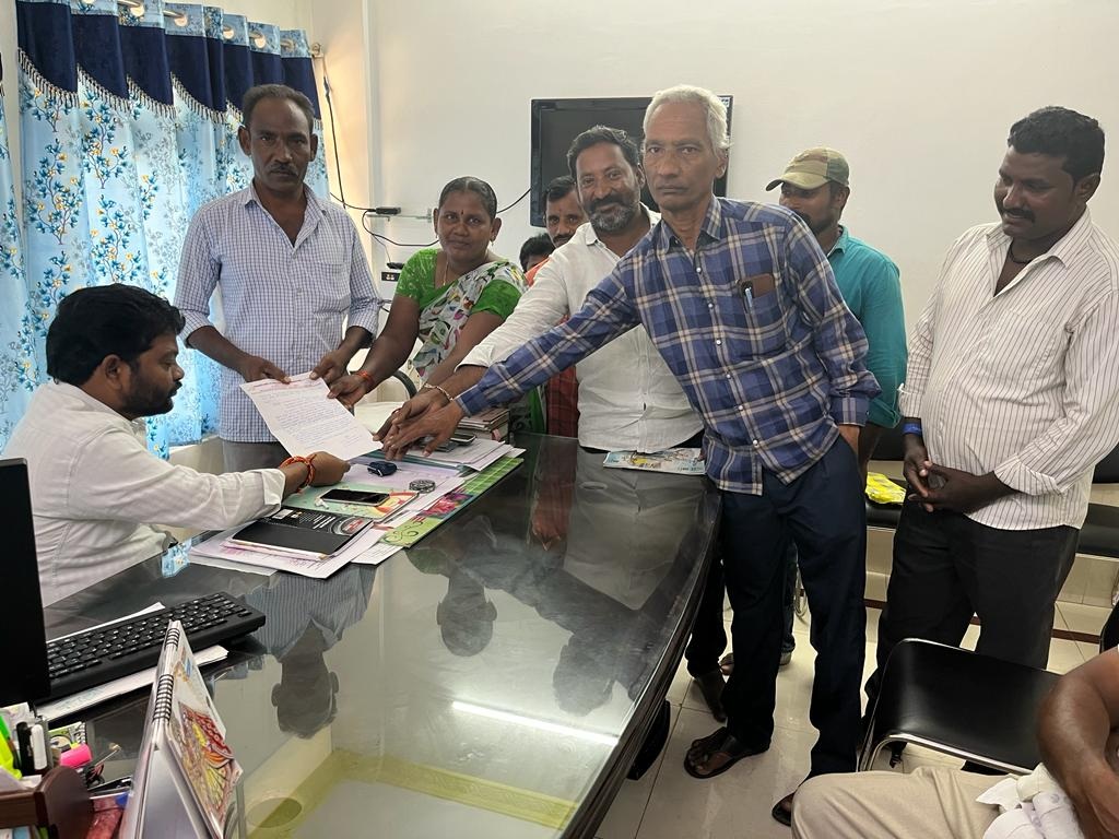 శానిటరీ ఇన్‌స్పెక్టర్‌పై చర్యలు తీసుకోవాలి