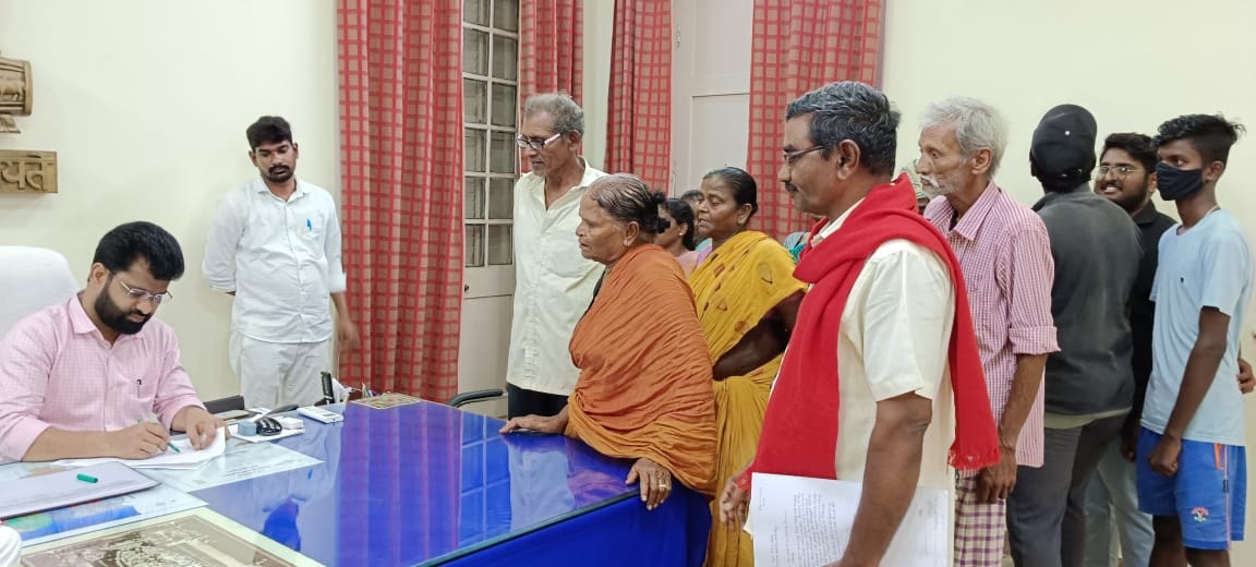 చేతిపంపు బోర్లు ఏర్పాటు చేయాలి