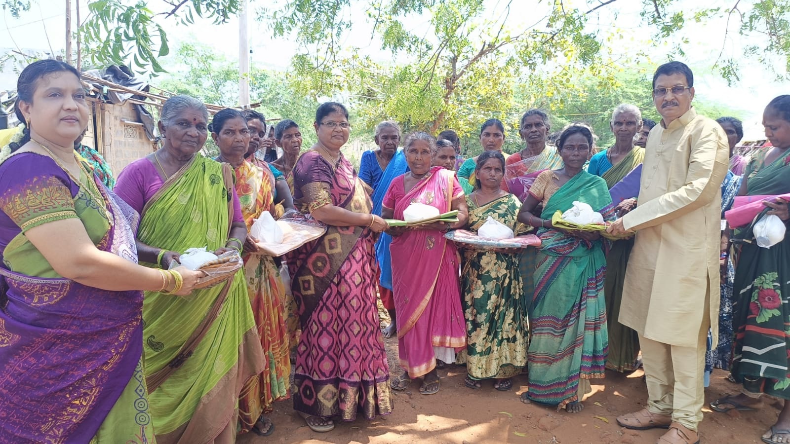 భోజన ప్యాకెట్లు వితరణ