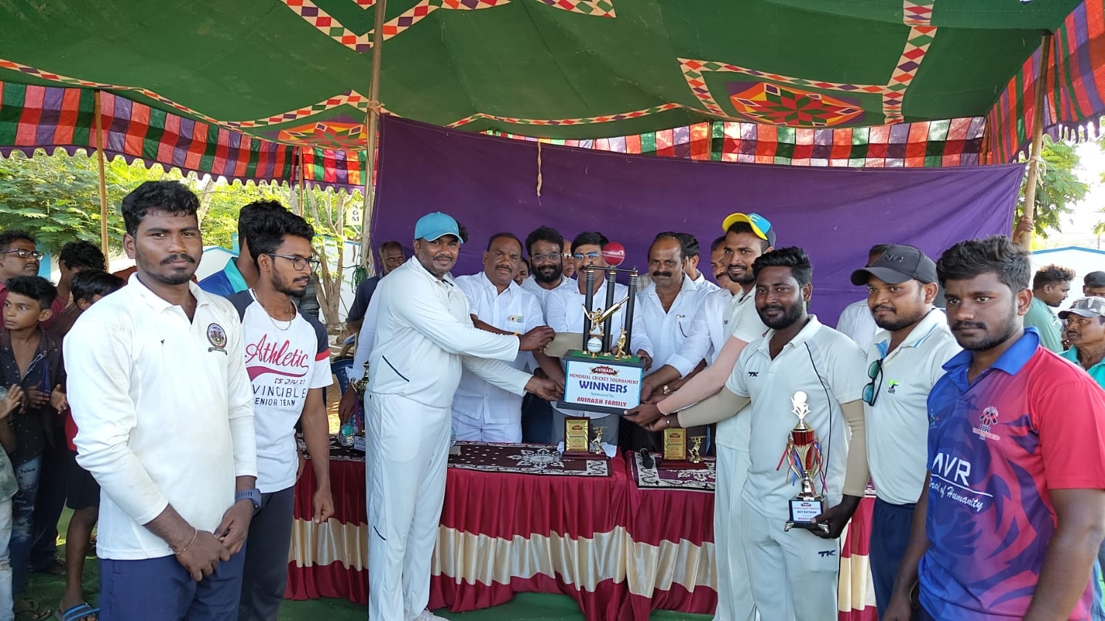 క్రికెట్‌ విజేతలకు బహుమతులు