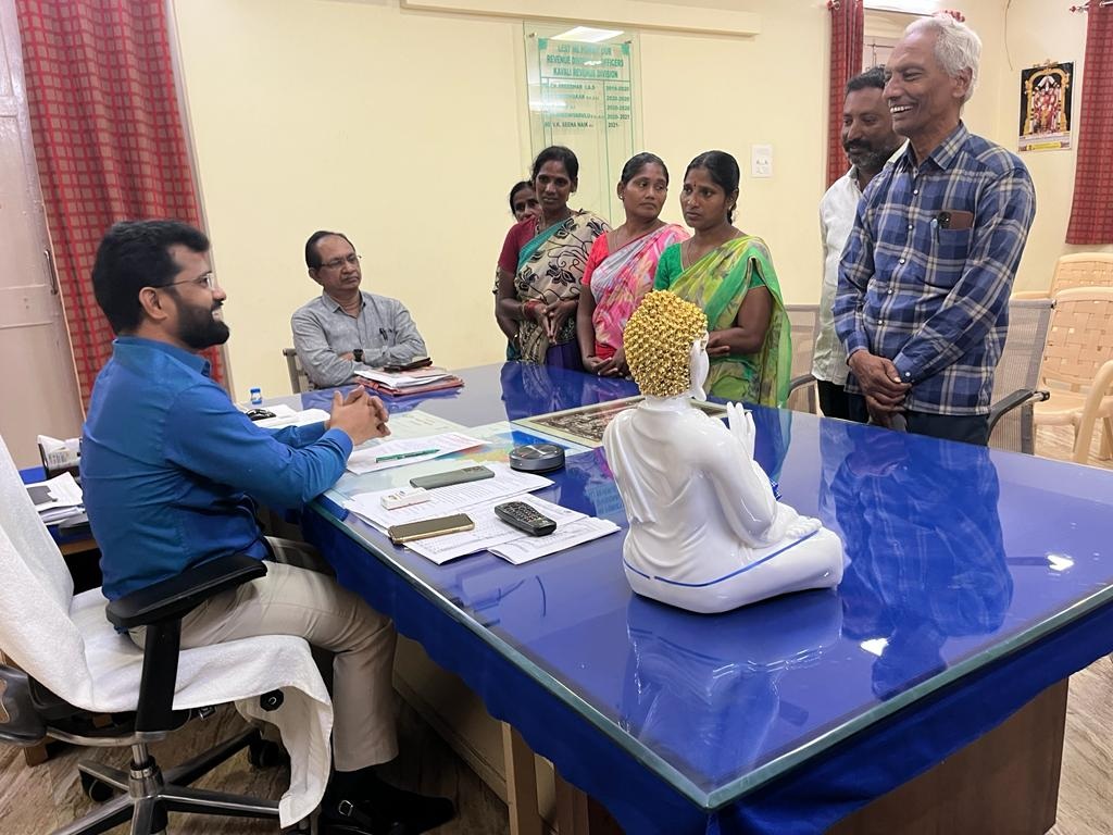 స్కూల్‌ స్వీపర్ల బకాయిలు ఇవ్వాలి
