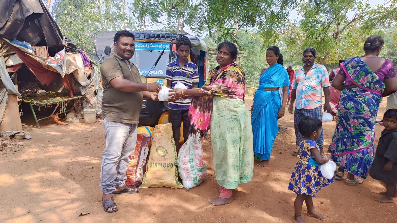 భోజన ప్యాకెట్లు వితరణ