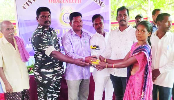 సోలార్‌ లైట్లు పంపిణీ