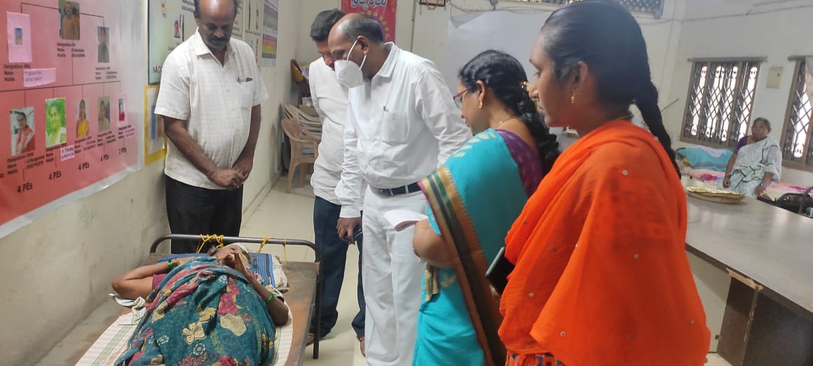 వృద్ధాశ్రమాన్ని పరిశీలించిన న్యాయమూర్తి రత్నకుమార్‌