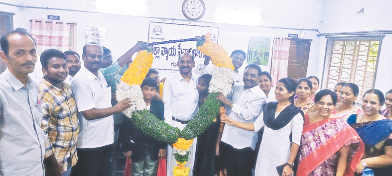 జడ్జి కె.రత్నకుమార్‌ కుటుంబసభ్యులను సత్కరిస్తున్న న్యాయవాదులు