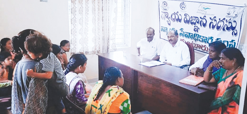 బాధితులతో మాట్లాడుతున్న జడ్జి రత్నకుమార్‌