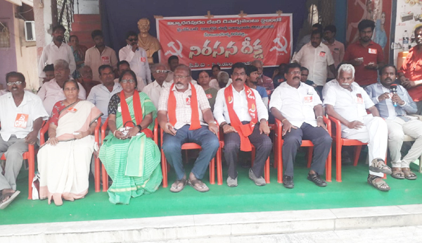 left-parties-protest-on-save-labour-colony-land