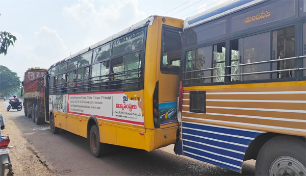 Lorry-Sudden-Break-Deakon-Buses-Students-Minor-Injuries