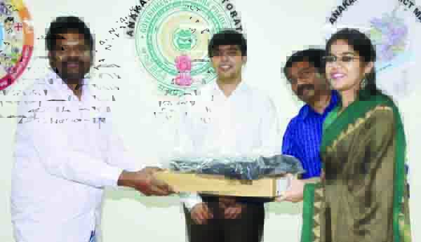 తహసీల్దార్‌ రత్నంకు అవార్డు