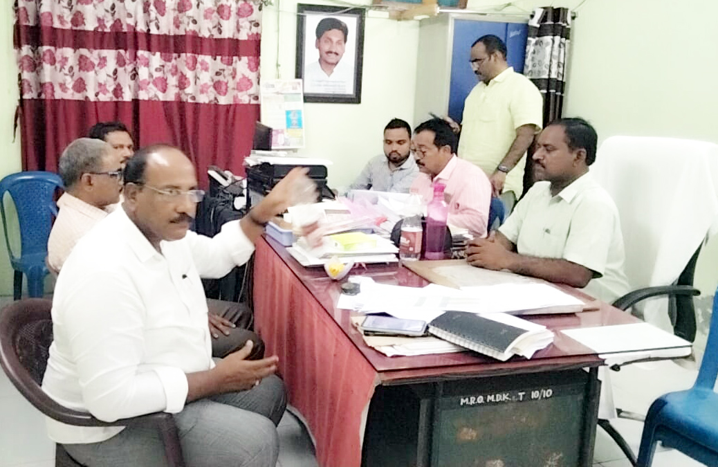 ఏసీబీకి పట్టుబడ్డ తహశీల్దార్‌