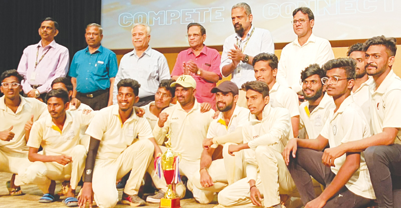 క్రికెట్‌లో విజేతగా నిలిచిన జట్టుకు ట్రోఫిని అందజేస్తున్న వీసీ