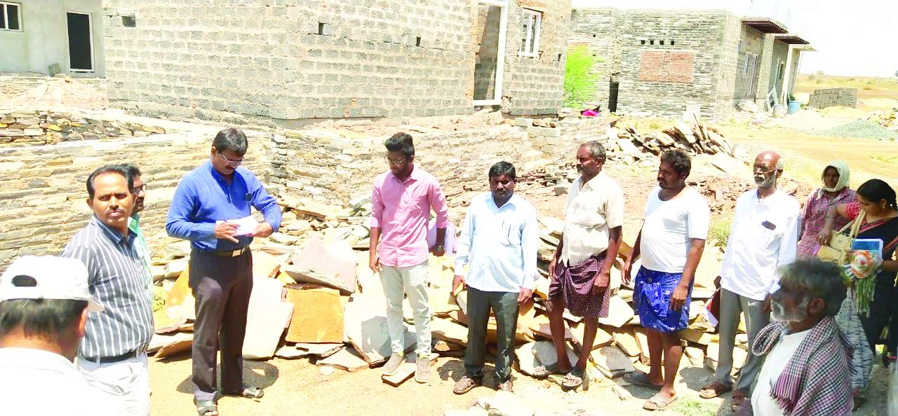 గృహాలను పరిశీలిస్తున్న డిఆర్‌డిఎ ప్రాజెక్టు డైరెక్టర్‌ వైబి.శ్రీధర్‌ రెడ్డి