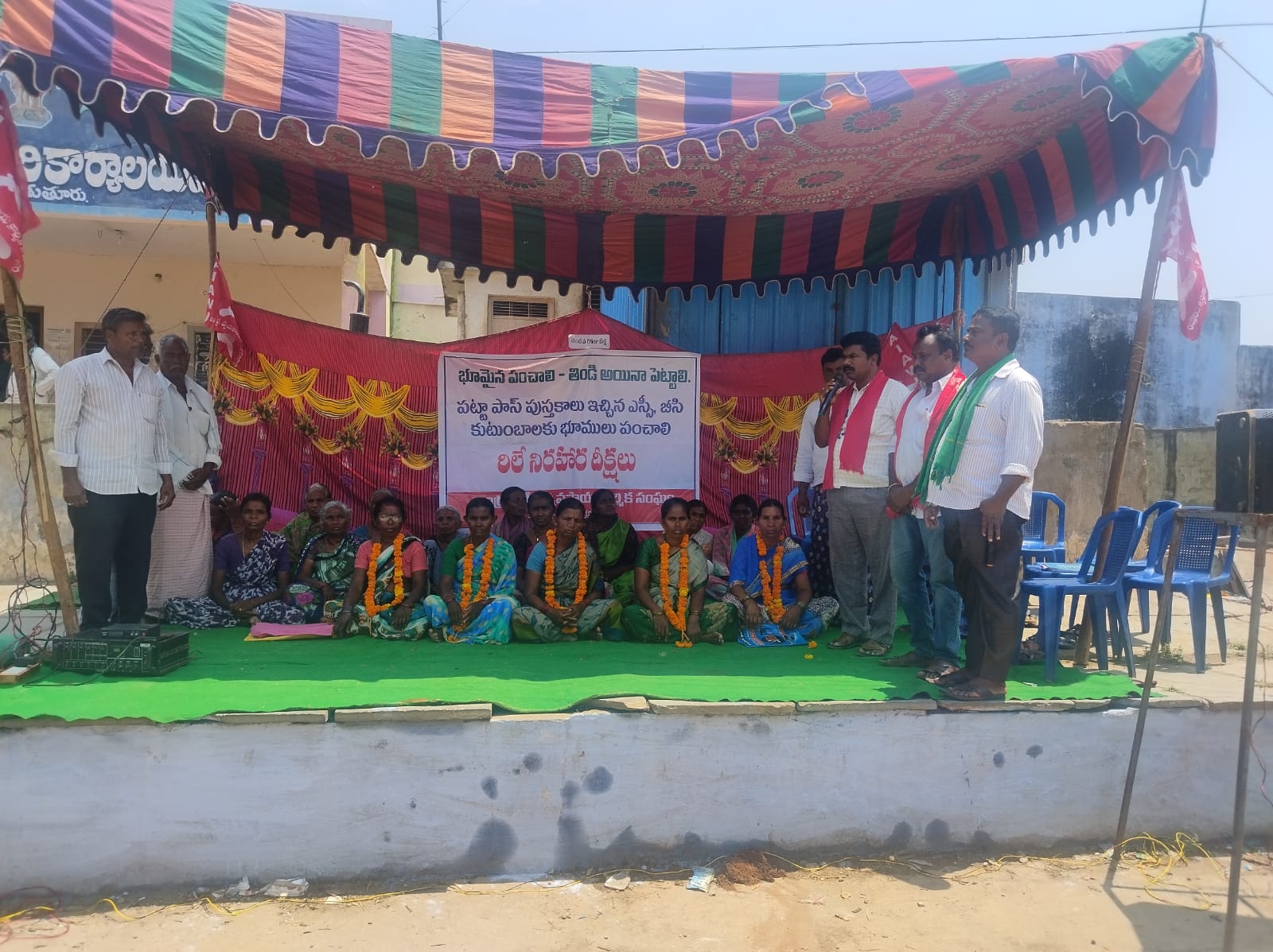 మాట్లాడుతున్న వ్యవసాయ కార్మిక సంఘం జిల్లా అధ్యక్షులు ఎం.నాగేశ్వరరావు