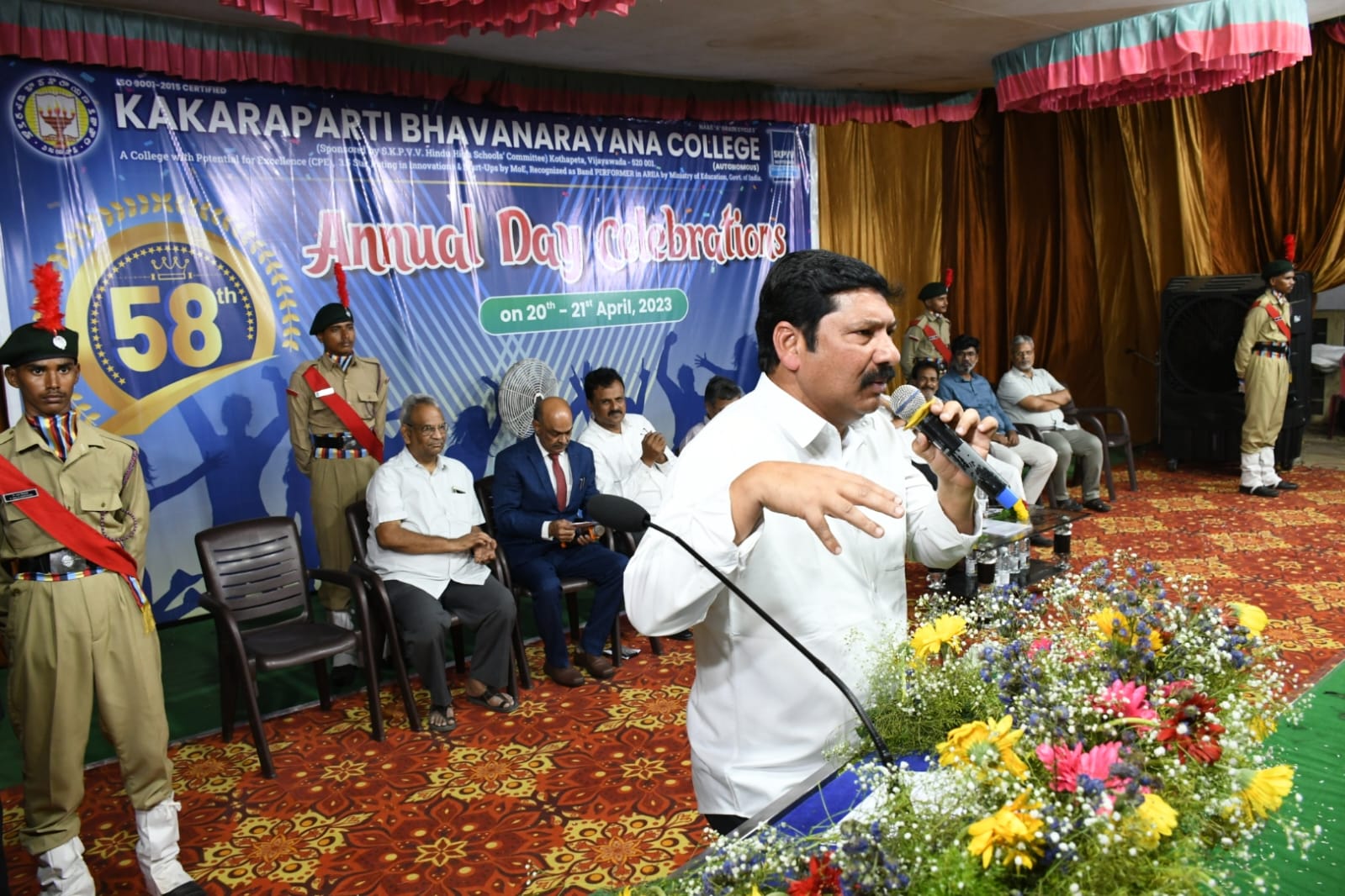 విద్యారంగానికి ప్రభుత్వం పెద్దపీట -మంత్రి జోగి రమేష్‌