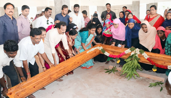 minister-roja-in-shadi-mahal-building-door