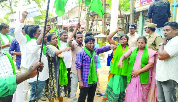 ఎమ్మెల్యే ధనలక్ష్మిని అడ్డుకున్న ఆదివాసీలు
