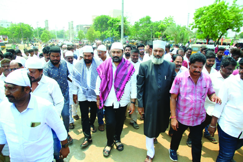 బారాషాహీద్‌ దర్గాలో రూరల్‌ ఎంఎల్‌ఎ కోటంరెడ్డి