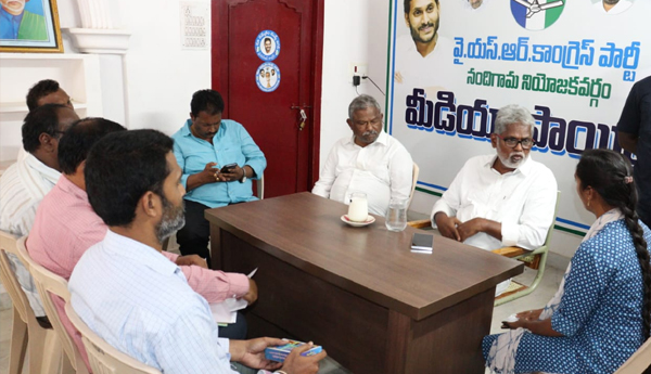 /Farmers-should-take-advantage-of-community-hiring-center-groups-MLA