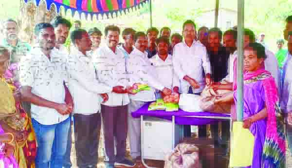 బాధితులకు ఎమ్మెల్యే ఫాల్గుణ పరామర్శ