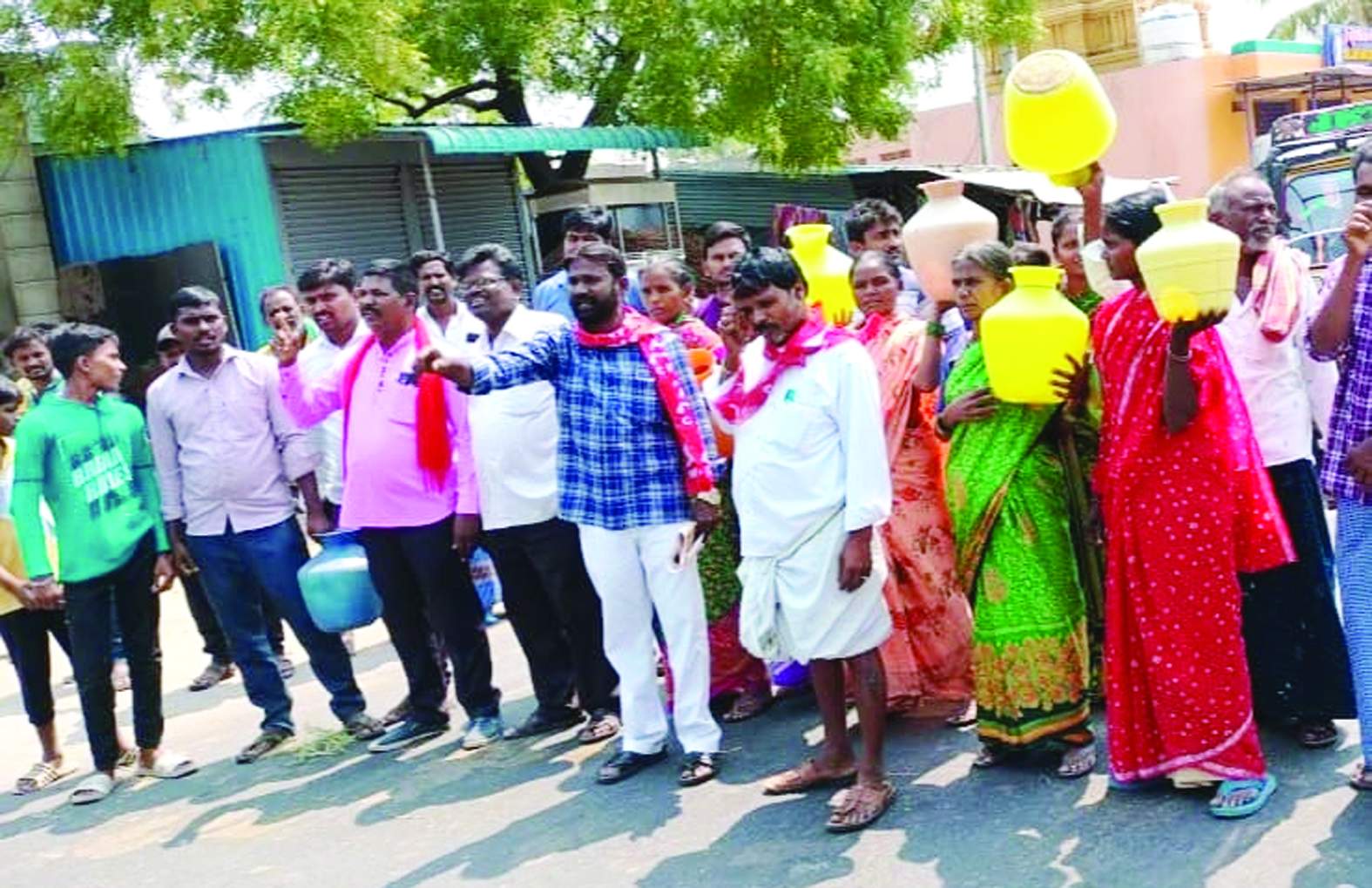 నిరసన తెలియజేస్తున్న నాయకులు, మహిళలు