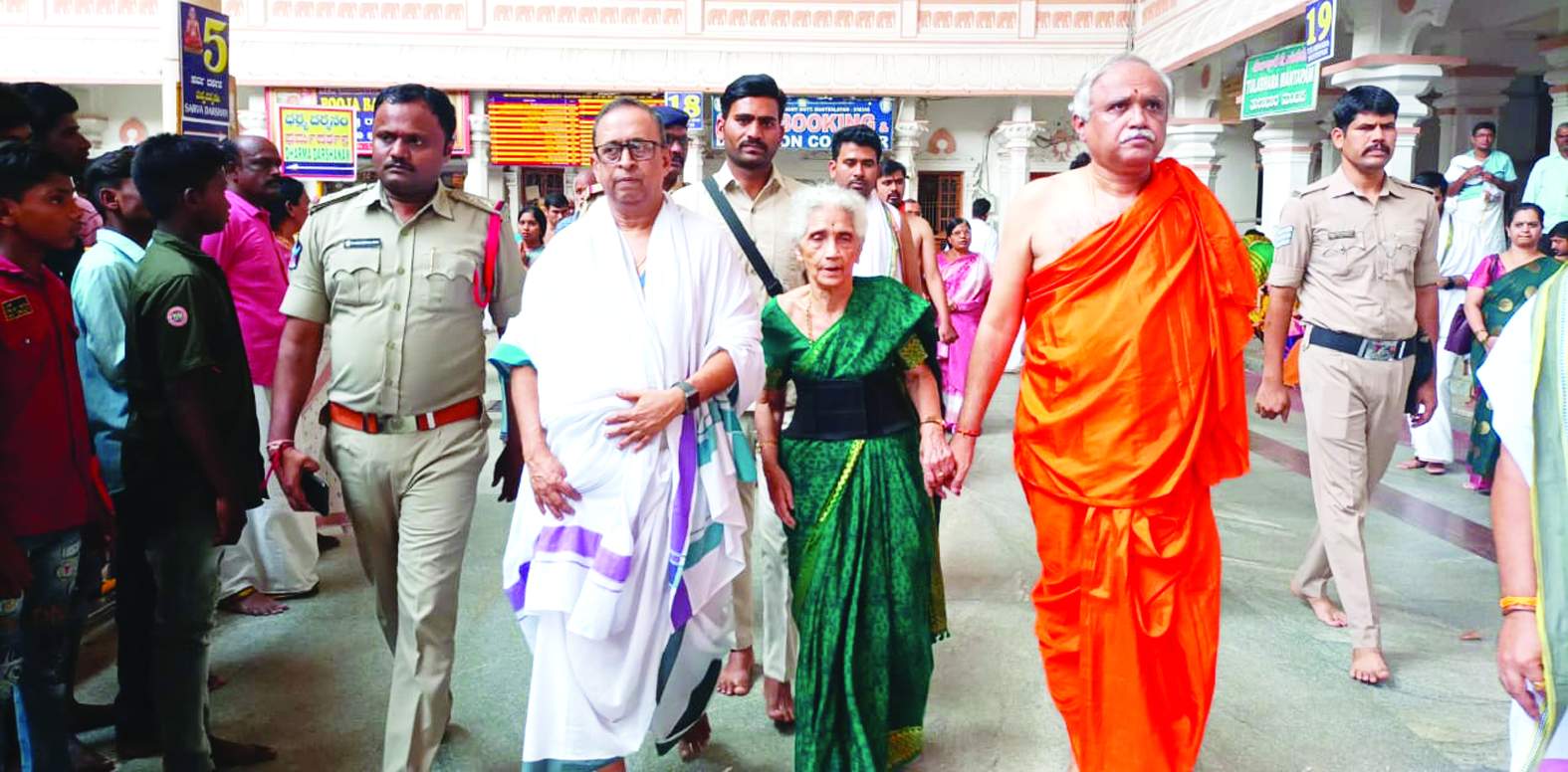 ఆలయ ప్రాంగణంలో ఉన్న జ్యోషి