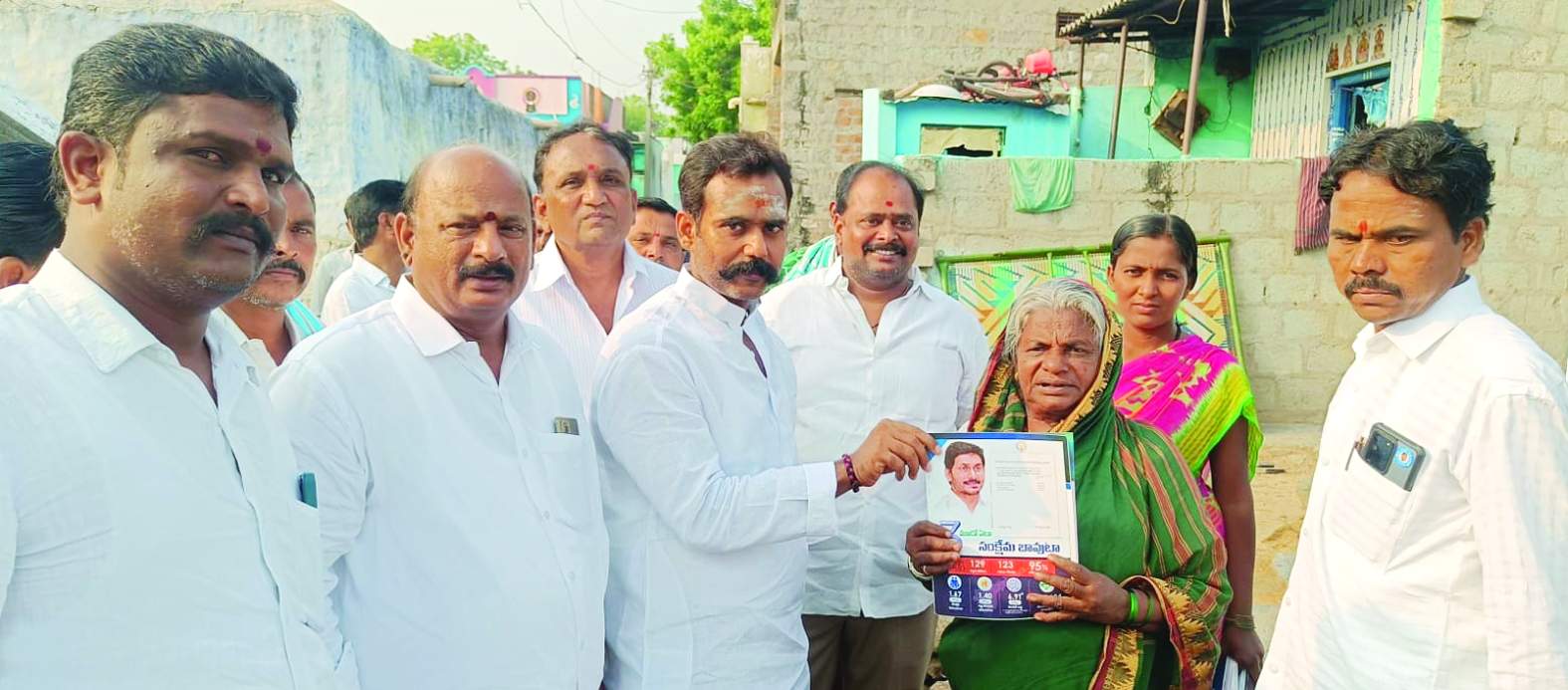 పథకాలను వివరిస్తున్న ప్రదీప్‌రెడ్డి