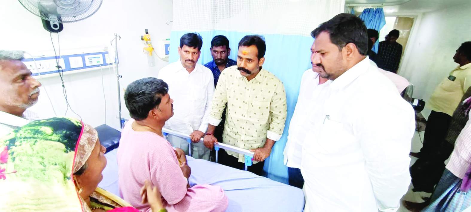 బాధితులను పరామర్శిస్తున్న ప్రదీప్‌రెడ్డి