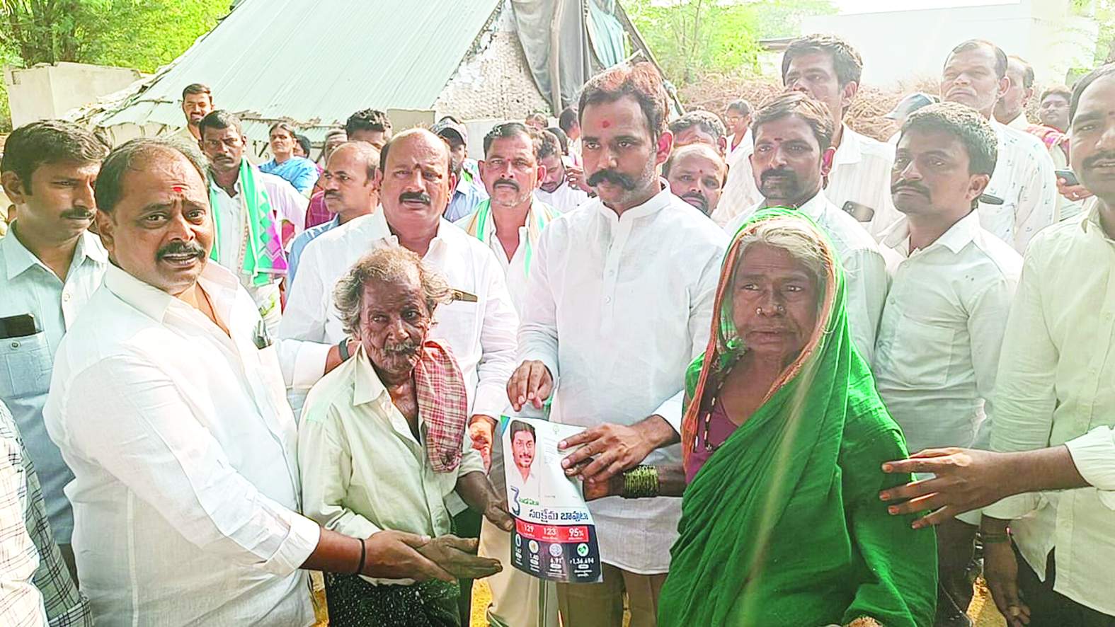 ప్రజలకు వివరిస్తున్న ప్రదీప్‌ రెడ్డి